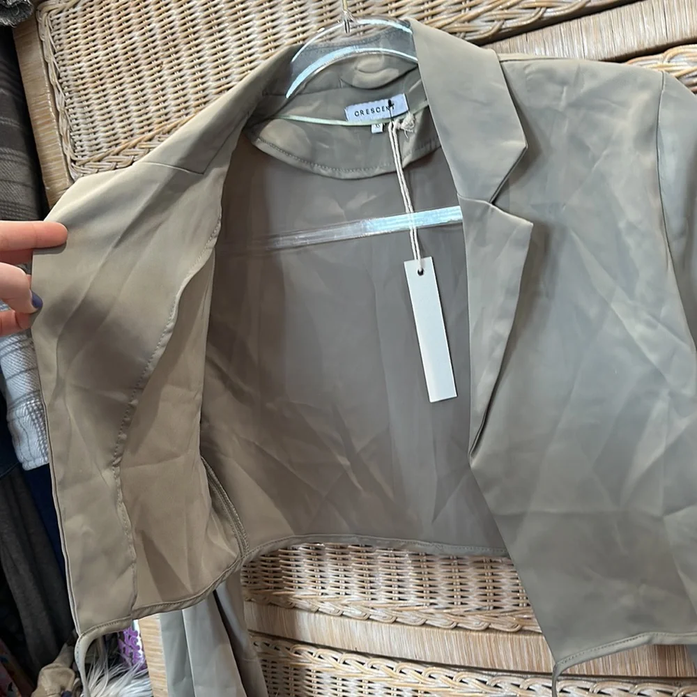 Crescent Sage Cropped Blazer - Picture 5 of 11